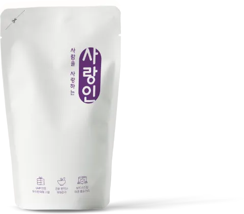 사랑인 글자가 찍힌 흰색 한약 파우치 한 봉